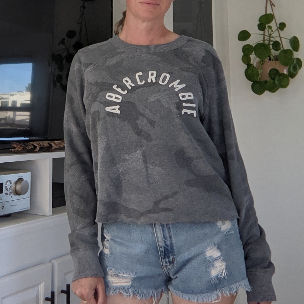 Abercrombie & Fitch cropped camo sweatshirt